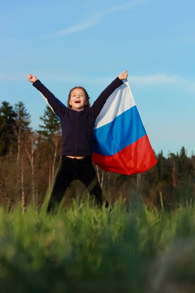Meisje houdt een grote Russische vlag — Stockfoto