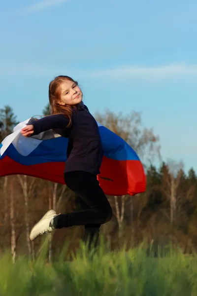 Κοπέλα που κρατά μια μεγάλη ρωσική σημαία — Φωτογραφία Αρχείου