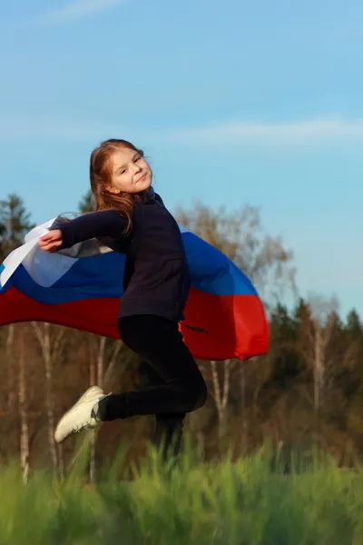 Chica sosteniendo una gran bandera rusa — Foto de Stock