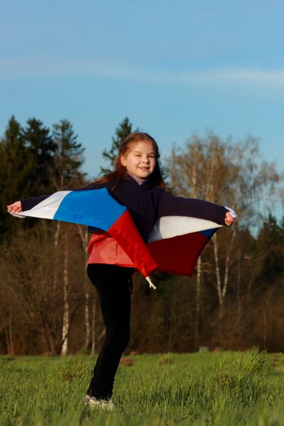 Chica sosteniendo una gran bandera rusa — Foto de Stock