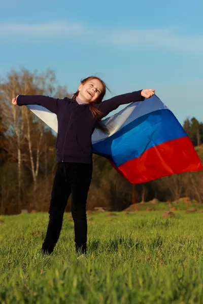 Menina segurando uma grande bandeira russa — Fotografia de Stock