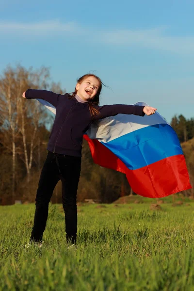 Menina segurando uma grande bandeira russa — Fotografia de Stock