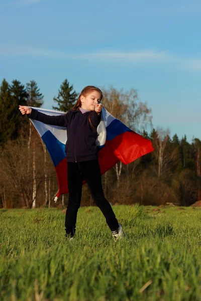 Menina segurando uma grande bandeira russa — Fotografia de Stock