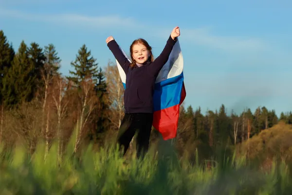 Красивая маленькая девочка с российским флагом — стоковое фото