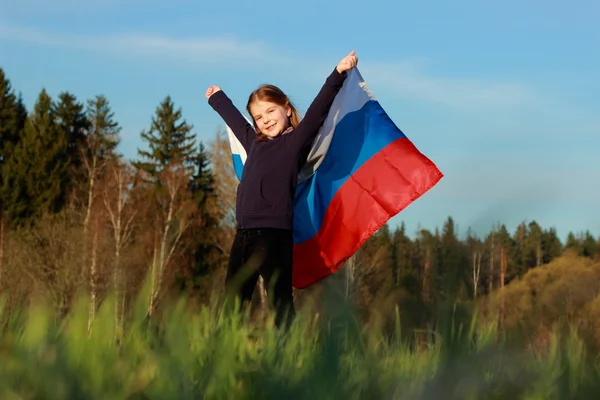Kaunis pieni tyttö Venäjän lipun kanssa — kuvapankkivalokuva