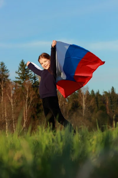 Hermosa niña con bandera rusa — Foto de Stock