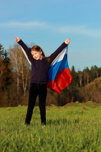 漂亮的小女孩，与俄罗斯国旗 — 图库照片