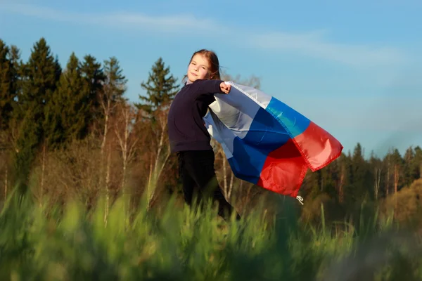 Belle petite fille avec drapeau russe — Photo