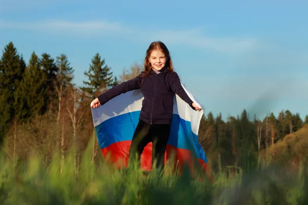 Hermosa niña con bandera rusa — Foto de Stock