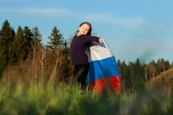 Bella bambina con bandiera russa — Foto Stock