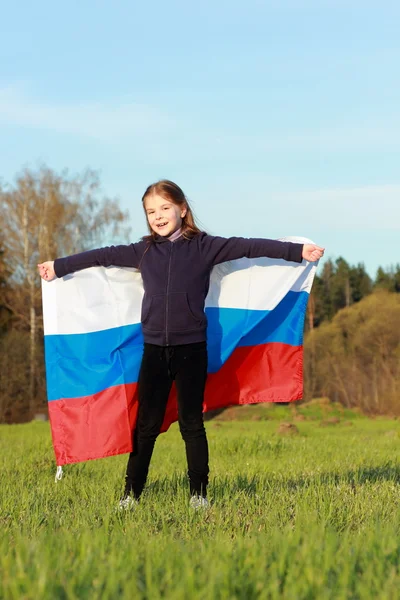 Hermosa niña con bandera rusa — Foto de Stock
