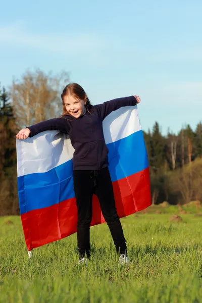 Schönes kleines Mädchen mit russischer Flagge — Stockfoto