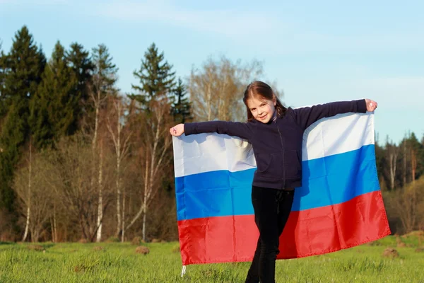 Menina segurando uma grande bandeira russa — Fotografia de Stock