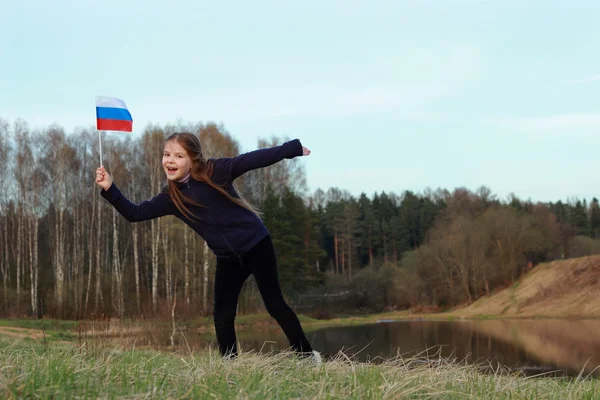 Patriotyczne dziewczynka gospodarstwa rosyjską flagę — Zdjęcie stockowe