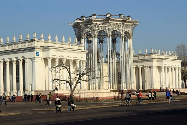 Moskwa 2014 Kwietnia Widok Budynek Kolumny Koło Górę Vintage Łuku — Zdjęcie stockowe