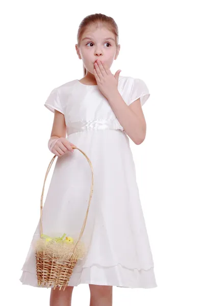 Dívka drží velikonoční koš — Stock fotografie