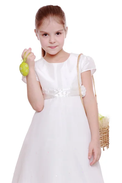 Menina segurando uma cesta de Páscoa — Fotografia de Stock