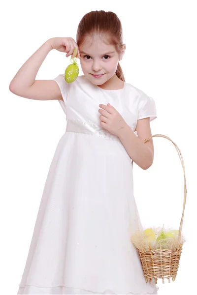 女孩抱着复活节篮子 — 图库照片