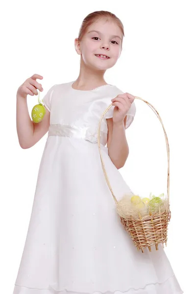 Dívka drží velikonoční koš — Stock fotografie