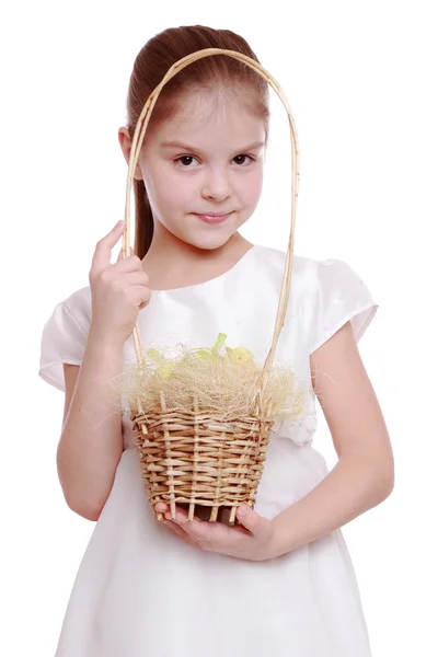 Flicka som håller en påsk korg — Stockfoto