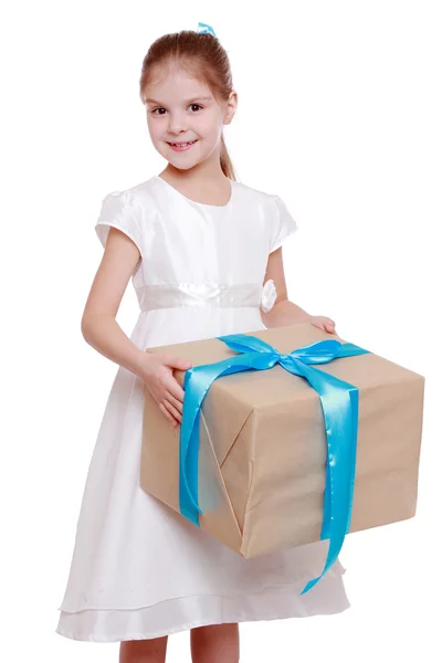 Chica en un vestido blanco sosteniendo una gran caja de regalo — Foto de Stock