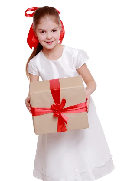 Menina segurando um grande presente — Fotografia de Stock