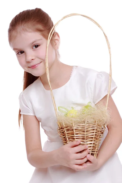 Ragazza che tiene un cesto di Pasqua — Foto Stock