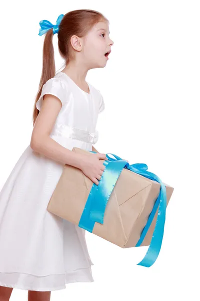 Flicka som håller en stor gåva — Stockfoto