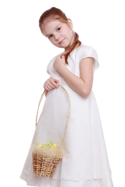 Menina segurando uma cesta de Páscoa — Fotografia de Stock