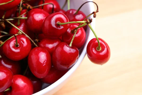 Cerezas dulces en tazón blanco —  Fotos de Stock