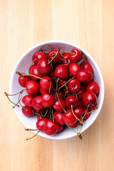 Cerezas dulces en tazón blanco —  Fotos de Stock