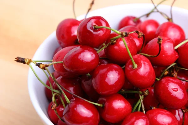 Sweet cherries in white bowl — Stock Photo, Image