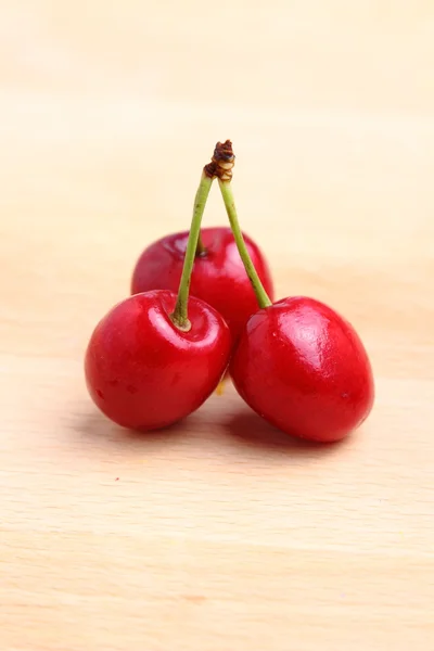 Sweet cherries on wooden background — Stock Photo, Image