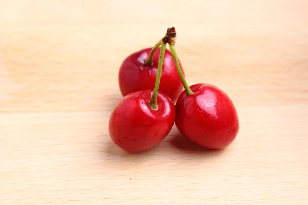 Cerezas dulces sobre fondo de madera — Foto de Stock