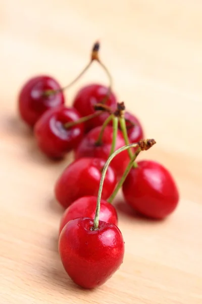 Cerezas dulces sobre fondo de madera — Foto de Stock