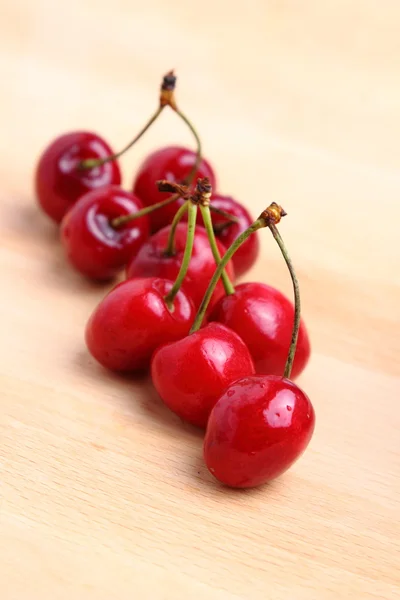 Cerezas dulces sobre fondo de madera — Foto de Stock