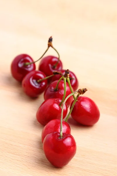 Cerezas dulces sobre fondo de madera — Foto de Stock