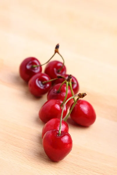 Cerises Douces Sur Fond Bois Isolé — Photo