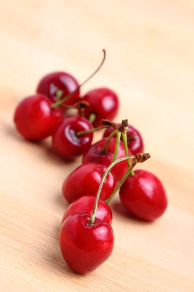 Cerises douces sur fond en bois — Photo