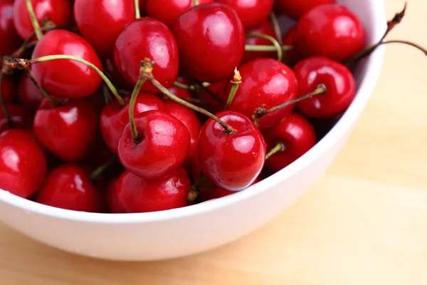 Sweet cherries in white bowl — Stock Photo, Image