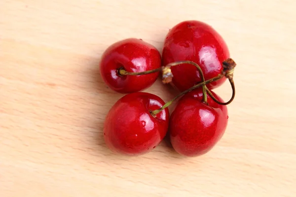 Cerises douces sur fond en bois — Photo