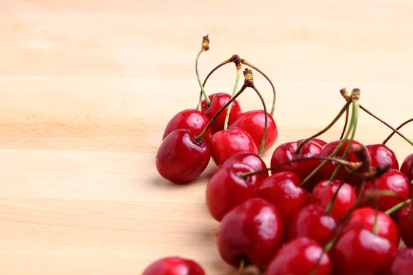 Cerises douces sur fond en bois — Photo