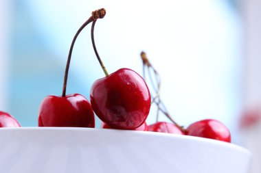 Beyaz kase tatlı kiraz