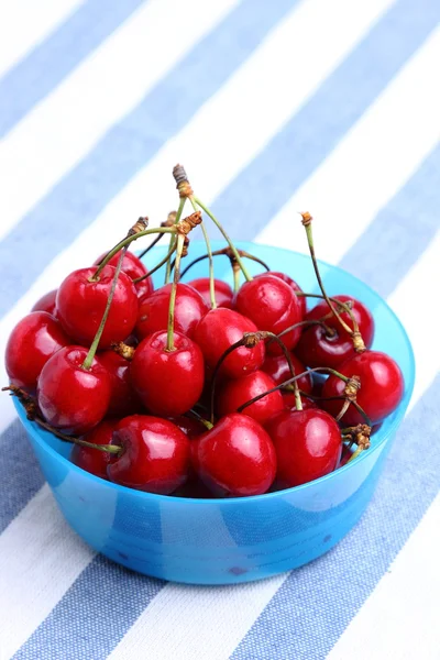 Cerezas dulces maduras en tazón sobre mantel — Foto de Stock