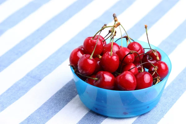 Cerejas maduras doces em tigela na toalha de mesa — Fotografia de Stock