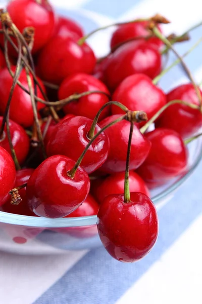 Ripe sweet cherries in bowl on tablecloth — Stock Photo, Image