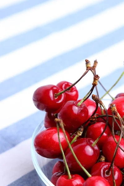 Cerezas dulces maduras en tazón sobre mantel — Foto de Stock