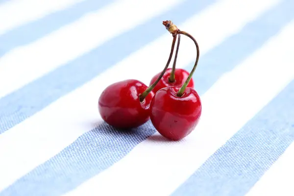 在桌布上的成熟甜樱桃。 — 图库照片