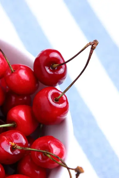 Cerises douces mûres dans un bol sur la nappe — Photo