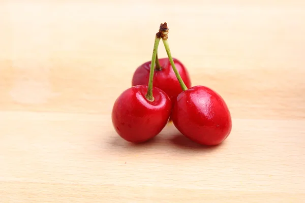 Sweet cherries on wooden background — Stock Photo, Image